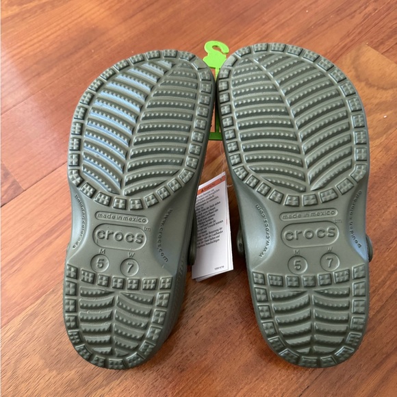 NWT Unisex Army Green Classic Crocs Size 5 Men’s/Size 7 Women’s - Picture 2 of 3